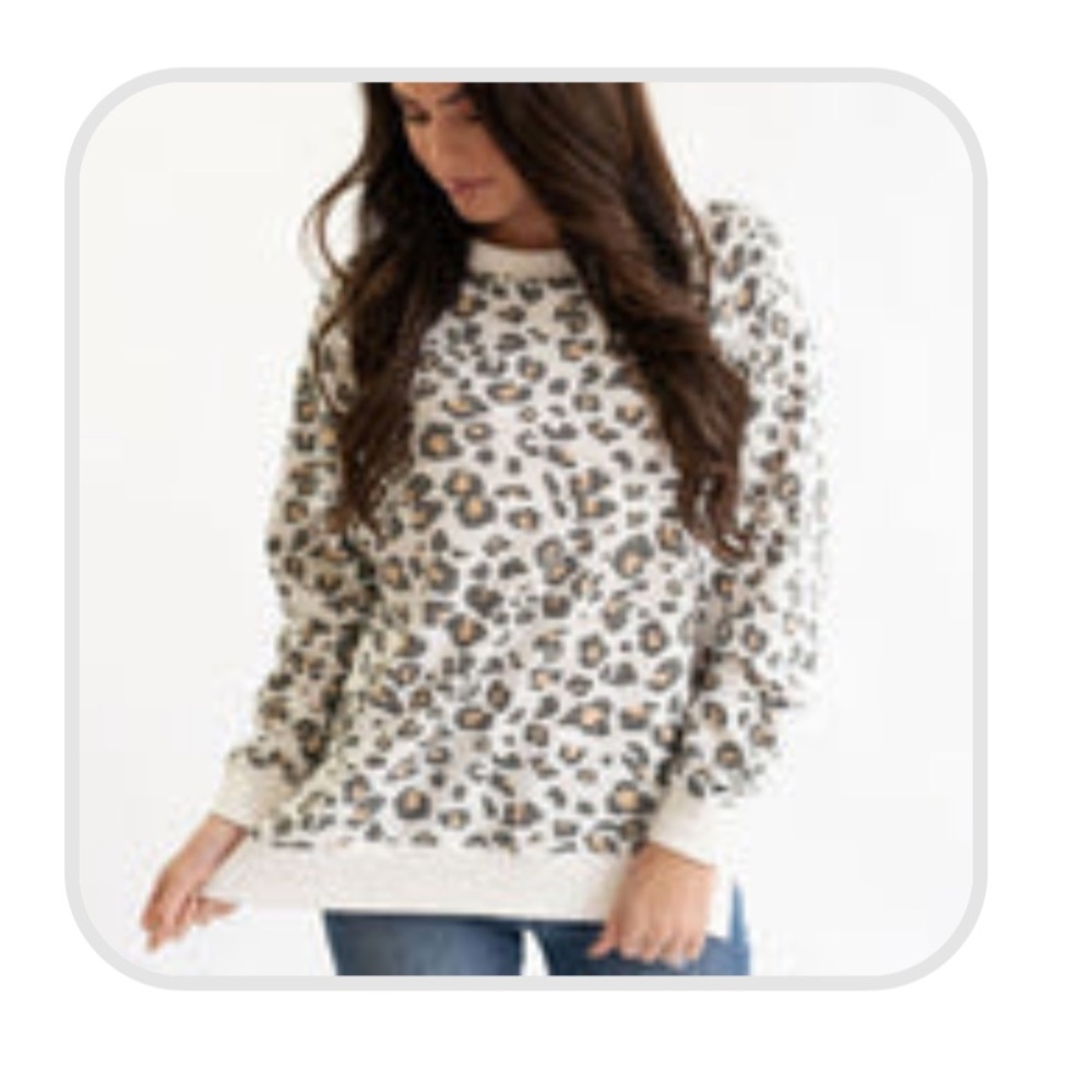 Nursing queen Oversized Nursing Sweatshirt With Side Slits- Cream Leopard